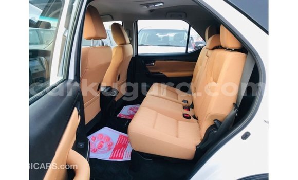 Nunua Imported Toyota Fortuner Nyeupe Gari ndani ya Import - Dubai nchini Bujumbura Nunua Imported Toyota Fortuner Nyeupe Gari ndani ya Import - Dubai nchini Bujumbura