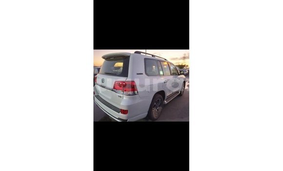 Acheter Import Voiture Toyota Land Cruiser Blanc à Import - Dubai, Bujumbura Acheter Import Voiture Toyota Land Cruiser Blanc à Import - Dubai, Bujumbura