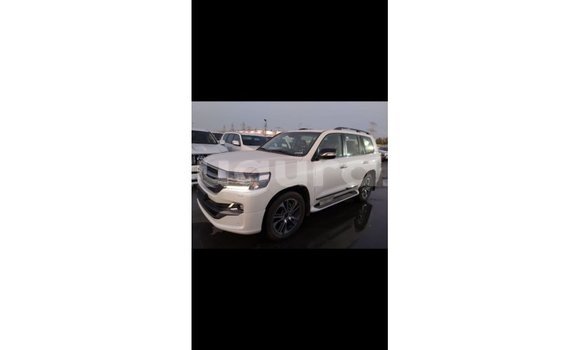 Acheter Import Voiture Toyota Land Cruiser Blanc à Import - Dubai, Bujumbura Acheter Import Voiture Toyota Land Cruiser Blanc à Import - Dubai, Bujumbura