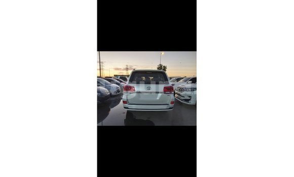 Acheter Import Voiture Toyota Land Cruiser Blanc à Import - Dubai, Bujumbura Acheter Import Voiture Toyota Land Cruiser Blanc à Import - Dubai, Bujumbura
