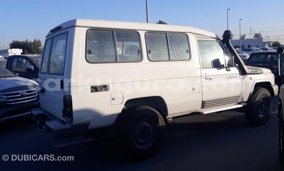 Nunua Imported Toyota Land Cruiser Nyeupe Gari ndani ya Import - Dubai nchini Bujumbura Nunua Imported Toyota Land Cruiser Nyeupe Gari ndani ya Import - Dubai nchini Bujumbura