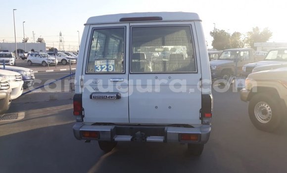 Nunua Imported Toyota Land Cruiser Nyeupe Gari ndani ya Import - Dubai nchini Bujumbura Nunua Imported Toyota Land Cruiser Nyeupe Gari ndani ya Import - Dubai nchini Bujumbura