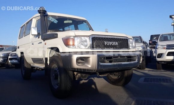 Nunua Imported Toyota Land Cruiser Nyeupe Gari ndani ya Import - Dubai nchini Bujumbura Nunua Imported Toyota Land Cruiser Nyeupe Gari ndani ya Import - Dubai nchini Bujumbura
