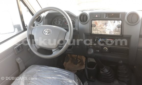 Nunua Imported Toyota Land Cruiser Nyeupe Gari ndani ya Import - Dubai nchini Bujumbura Nunua Imported Toyota Land Cruiser Nyeupe Gari ndani ya Import - Dubai nchini Bujumbura