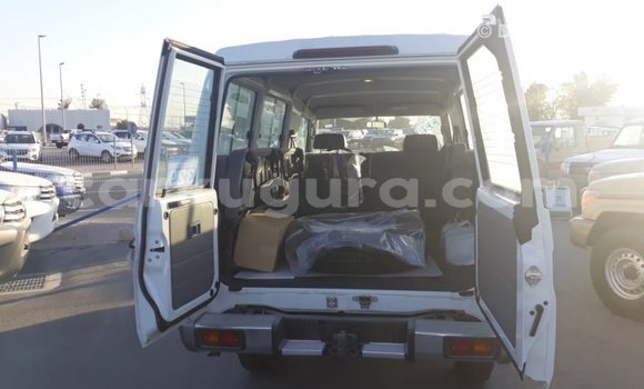 Nunua Imported Toyota Land Cruiser Nyeupe Gari ndani ya Import - Dubai nchini Bujumbura Nunua Imported Toyota Land Cruiser Nyeupe Gari ndani ya Import - Dubai nchini Bujumbura