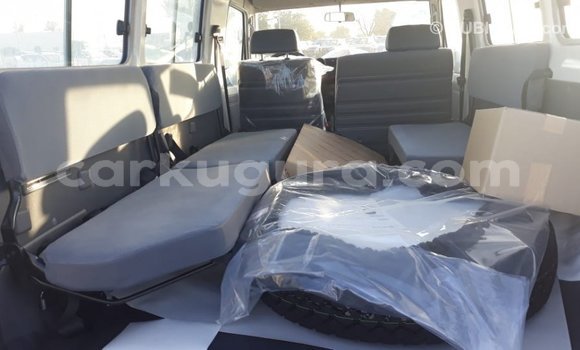Nunua Imported Toyota Land Cruiser Nyeupe Gari ndani ya Import - Dubai nchini Bujumbura Nunua Imported Toyota Land Cruiser Nyeupe Gari ndani ya Import - Dubai nchini Bujumbura