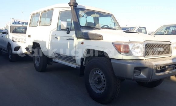 Nunua Imported Toyota Land Cruiser Nyeupe Gari ndani ya Import - Dubai nchini Bujumbura Nunua Imported Toyota Land Cruiser Nyeupe Gari ndani ya Import - Dubai nchini Bujumbura