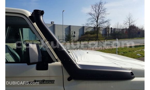Nunua Imported Toyota Land Cruiser Nyeupe Gari ndani ya Import - Dubai nchini Bujumbura Nunua Imported Toyota Land Cruiser Nyeupe Gari ndani ya Import - Dubai nchini Bujumbura