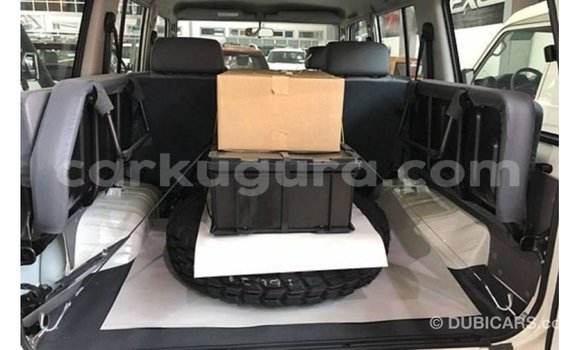 Nunua Imported Toyota Land Cruiser Nyeupe Gari ndani ya Import - Dubai nchini Bujumbura Nunua Imported Toyota Land Cruiser Nyeupe Gari ndani ya Import - Dubai nchini Bujumbura