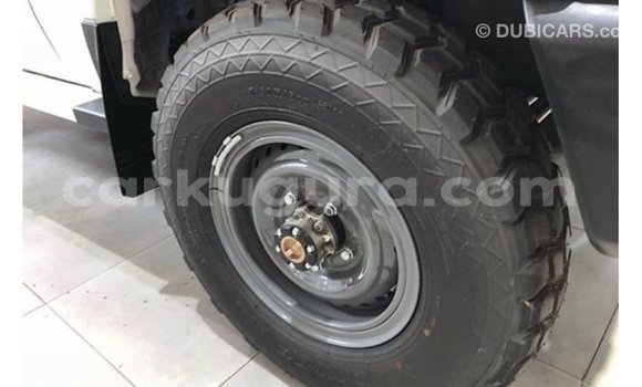 Nunua Imported Toyota Land Cruiser Nyeupe Gari ndani ya Import - Dubai nchini Bujumbura Nunua Imported Toyota Land Cruiser Nyeupe Gari ndani ya Import - Dubai nchini Bujumbura