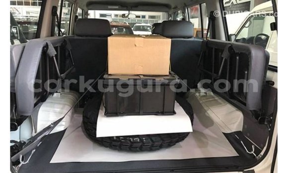 Nunua Imported Toyota Land Cruiser Nyeupe Gari ndani ya Import - Dubai nchini Bujumbura Nunua Imported Toyota Land Cruiser Nyeupe Gari ndani ya Import - Dubai nchini Bujumbura