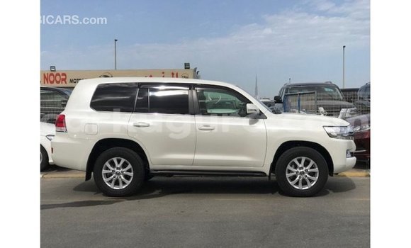 Acheter Import Voiture Toyota Land Cruiser Blanc à Import - Dubai, Bujumbura Acheter Import Voiture Toyota Land Cruiser Blanc à Import - Dubai, Bujumbura
