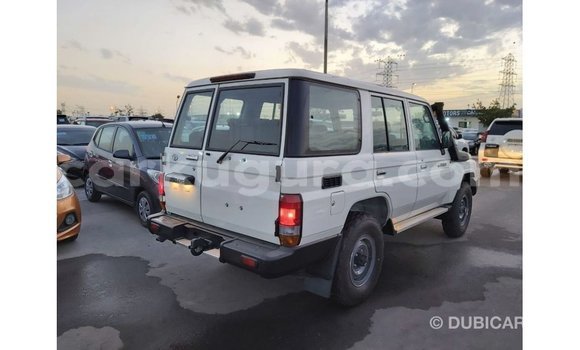 Acheter Import Voiture Toyota Land Cruiser Blanc à Import - Dubai, Bujumbura Acheter Import Voiture Toyota Land Cruiser Blanc à Import - Dubai, Bujumbura