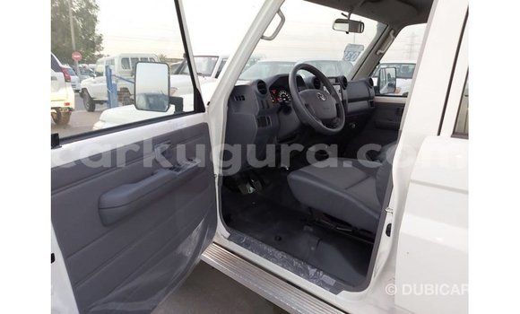 Acheter Import Voiture Toyota Land Cruiser Blanc à Import - Dubai, Bujumbura Acheter Import Voiture Toyota Land Cruiser Blanc à Import - Dubai, Bujumbura