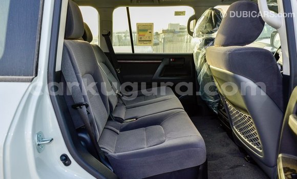 Nunua Imported Toyota Land Cruiser Nyeupe Gari ndani ya Import - Dubai nchini Bujumbura Nunua Imported Toyota Land Cruiser Nyeupe Gari ndani ya Import - Dubai nchini Bujumbura