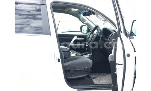 Acheter Import Voiture Toyota Land Cruiser Blanc à Import - Dubai, Bujumbura Acheter Import Voiture Toyota Land Cruiser Blanc à Import - Dubai, Bujumbura