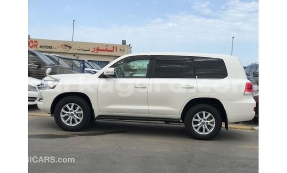 Acheter Import Voiture Toyota Land Cruiser Blanc à Import - Dubai, Bujumbura Acheter Import Voiture Toyota Land Cruiser Blanc à Import - Dubai, Bujumbura