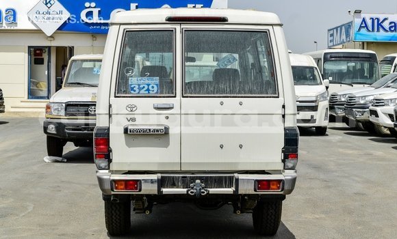Nunua Imported Toyota Land Cruiser Nyeupe Gari ndani ya Import - Dubai nchini Bujumbura Nunua Imported Toyota Land Cruiser Nyeupe Gari ndani ya Import - Dubai nchini Bujumbura