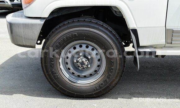 Nunua Imported Toyota Land Cruiser Nyeupe Gari ndani ya Import - Dubai nchini Bujumbura Nunua Imported Toyota Land Cruiser Nyeupe Gari ndani ya Import - Dubai nchini Bujumbura