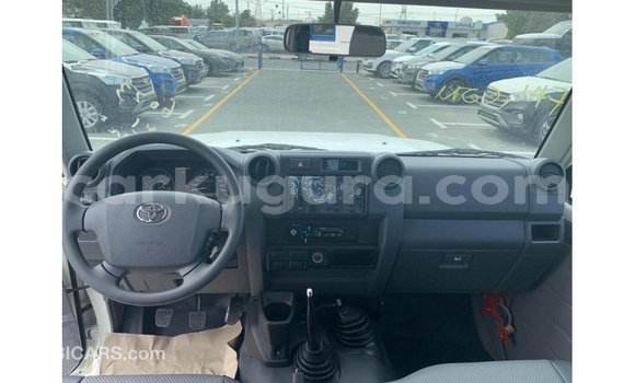 Nunua Imported Toyota Land Cruiser Nyeupe Gari ndani ya Import - Dubai nchini Bujumbura Nunua Imported Toyota Land Cruiser Nyeupe Gari ndani ya Import - Dubai nchini Bujumbura