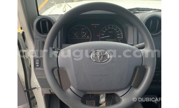 Nunua Imported Toyota Land Cruiser Nyeupe Gari ndani ya Import - Dubai nchini Bujumbura Nunua Imported Toyota Land Cruiser Nyeupe Gari ndani ya Import - Dubai nchini Bujumbura