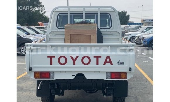 Nunua Imported Toyota Land Cruiser Nyeupe Gari ndani ya Import - Dubai nchini Bujumbura Nunua Imported Toyota Land Cruiser Nyeupe Gari ndani ya Import - Dubai nchini Bujumbura