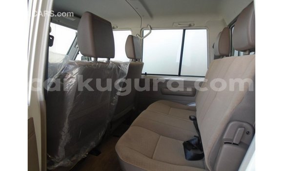 Acheter Import Voiture Toyota Land Cruiser Blanc à Import - Dubai, Bujumbura Acheter Import Voiture Toyota Land Cruiser Blanc à Import - Dubai, Bujumbura