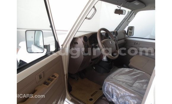 Acheter Import Voiture Toyota Land Cruiser Blanc à Import - Dubai, Bujumbura Acheter Import Voiture Toyota Land Cruiser Blanc à Import - Dubai, Bujumbura