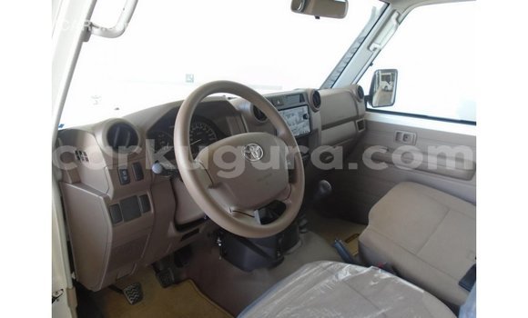 Acheter Import Voiture Toyota Land Cruiser Blanc à Import - Dubai, Bujumbura Acheter Import Voiture Toyota Land Cruiser Blanc à Import - Dubai, Bujumbura