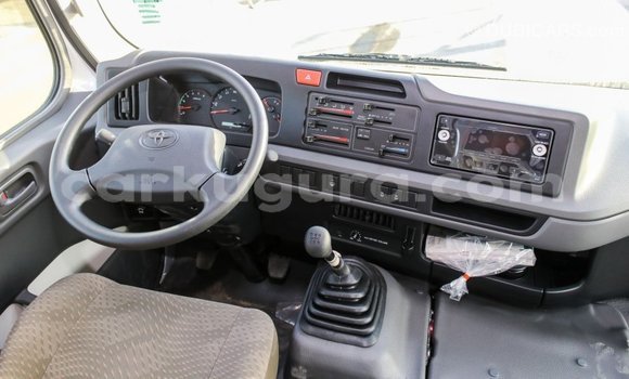 Nunua Imported Toyota Coaster Nyeupe Gari ndani ya Import - Dubai nchini Bujumbura Nunua Imported Toyota Coaster Nyeupe Gari ndani ya Import - Dubai nchini Bujumbura