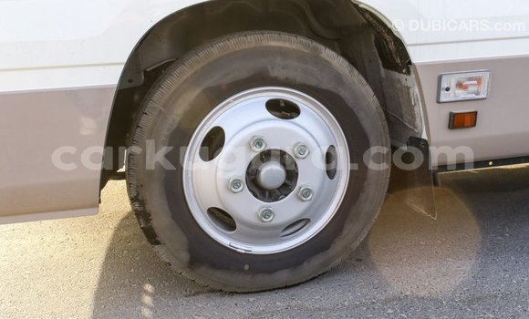 Nunua Imported Toyota Coaster Nyeupe Gari ndani ya Import - Dubai nchini Bujumbura Nunua Imported Toyota Coaster Nyeupe Gari ndani ya Import - Dubai nchini Bujumbura