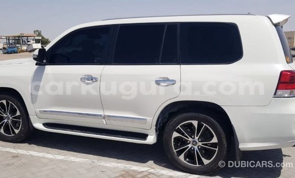 Nunua Imported Toyota Land Cruiser Nyeupe Gari ndani ya Import - Dubai nchini Bujumbura Nunua Imported Toyota Land Cruiser Nyeupe Gari ndani ya Import - Dubai nchini Bujumbura