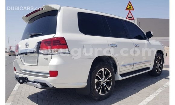 Nunua Imported Toyota Land Cruiser Nyeupe Gari ndani ya Import - Dubai nchini Bujumbura Nunua Imported Toyota Land Cruiser Nyeupe Gari ndani ya Import - Dubai nchini Bujumbura