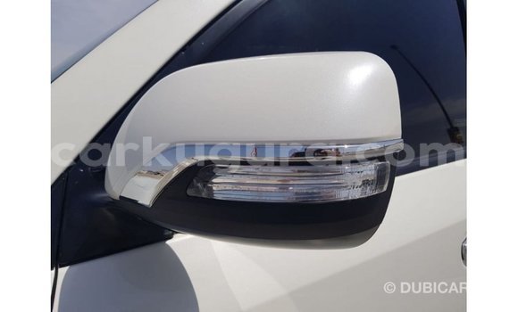 Nunua Imported Toyota Land Cruiser Nyeupe Gari ndani ya Import - Dubai nchini Bujumbura Nunua Imported Toyota Land Cruiser Nyeupe Gari ndani ya Import - Dubai nchini Bujumbura