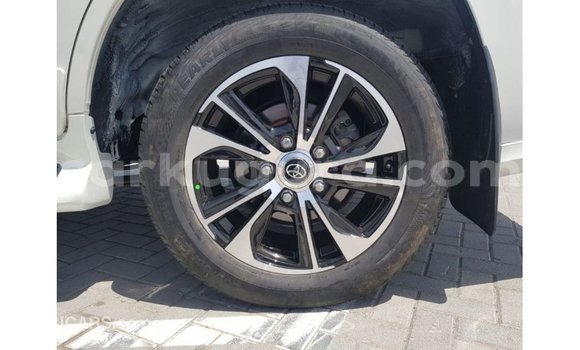 Nunua Imported Toyota Land Cruiser Nyeupe Gari ndani ya Import - Dubai nchini Bujumbura Nunua Imported Toyota Land Cruiser Nyeupe Gari ndani ya Import - Dubai nchini Bujumbura