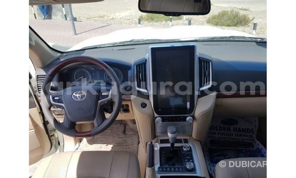 Nunua Imported Toyota Land Cruiser Nyeupe Gari ndani ya Import - Dubai nchini Bujumbura Nunua Imported Toyota Land Cruiser Nyeupe Gari ndani ya Import - Dubai nchini Bujumbura