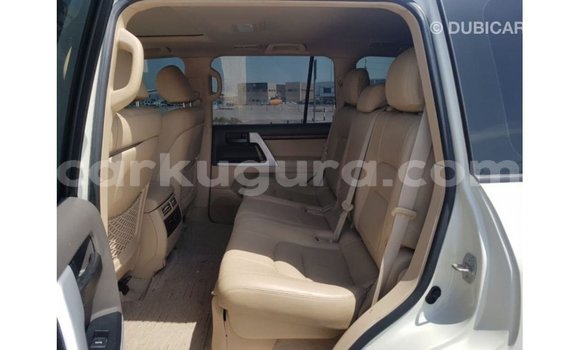 Nunua Imported Toyota Land Cruiser Nyeupe Gari ndani ya Import - Dubai nchini Bujumbura Nunua Imported Toyota Land Cruiser Nyeupe Gari ndani ya Import - Dubai nchini Bujumbura