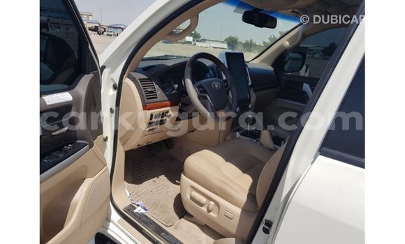 Nunua Imported Toyota Land Cruiser Nyeupe Gari ndani ya Import - Dubai nchini Bujumbura Nunua Imported Toyota Land Cruiser Nyeupe Gari ndani ya Import - Dubai nchini Bujumbura