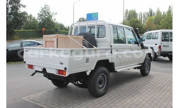 Nunua Imported Toyota Land Cruiser Nyeupe Gari ndani ya Import - Dubai nchini Bujumbura Nunua Imported Toyota Land Cruiser Nyeupe Gari ndani ya Import - Dubai nchini Bujumbura