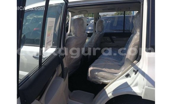 Acheter Import Voiture Mitsubishi Pajero Blanc à Import - Dubai, Bujumbura Acheter Import Voiture Mitsubishi Pajero Blanc à Import - Dubai, Bujumbura