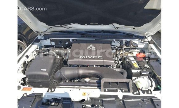 Acheter Import Voiture Mitsubishi Pajero Blanc à Import - Dubai, Bujumbura Acheter Import Voiture Mitsubishi Pajero Blanc à Import - Dubai, Bujumbura