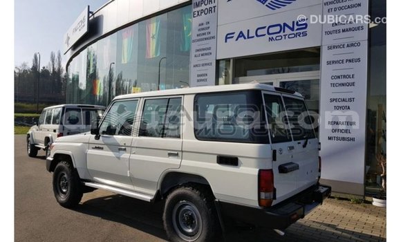 Nunua Imported Toyota Land Cruiser Nyeupe Gari ndani ya Import - Dubai nchini Bujumbura Nunua Imported Toyota Land Cruiser Nyeupe Gari ndani ya Import - Dubai nchini Bujumbura