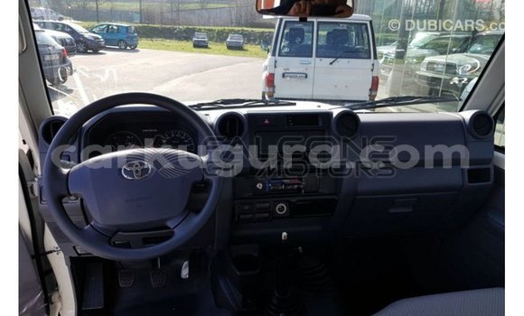 Nunua Imported Toyota Land Cruiser Nyeupe Gari ndani ya Import - Dubai nchini Bujumbura Nunua Imported Toyota Land Cruiser Nyeupe Gari ndani ya Import - Dubai nchini Bujumbura
