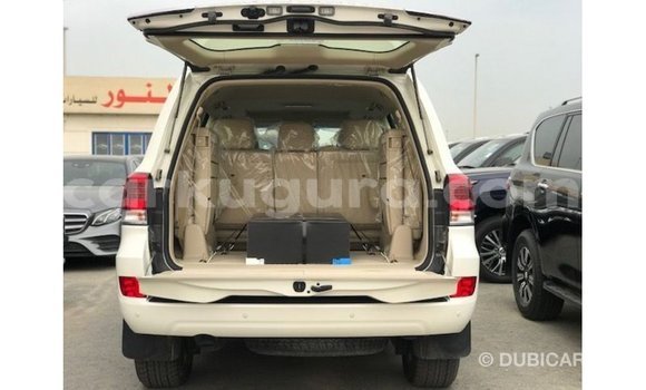 Acheter Import Voiture Toyota Land Cruiser Blanc à Import - Dubai, Bujumbura Acheter Import Voiture Toyota Land Cruiser Blanc à Import - Dubai, Bujumbura