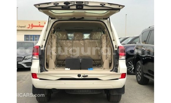 Acheter Import Voiture Toyota Land Cruiser Blanc à Import - Dubai, Bujumbura Acheter Import Voiture Toyota Land Cruiser Blanc à Import - Dubai, Bujumbura