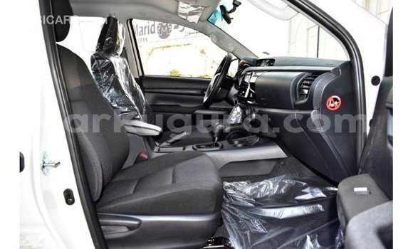 Acheter Import Voiture Toyota Hilux Blanc à Import - Dubai, Bujumbura Acheter Import Voiture Toyota Hilux Blanc à Import - Dubai, Bujumbura