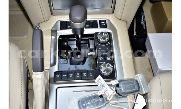 Acheter Import Voiture Toyota Land Cruiser Blanc à Import - Dubai, Bujumbura Acheter Import Voiture Toyota Land Cruiser Blanc à Import - Dubai, Bujumbura