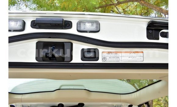 Acheter Import Voiture Toyota Land Cruiser Blanc à Import - Dubai, Bujumbura Acheter Import Voiture Toyota Land Cruiser Blanc à Import - Dubai, Bujumbura