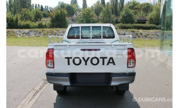 Nunua Imported Toyota Hilux Nyeupe Gari ndani ya Import - Dubai nchini Bujumbura Nunua Imported Toyota Hilux Nyeupe Gari ndani ya Import - Dubai nchini Bujumbura