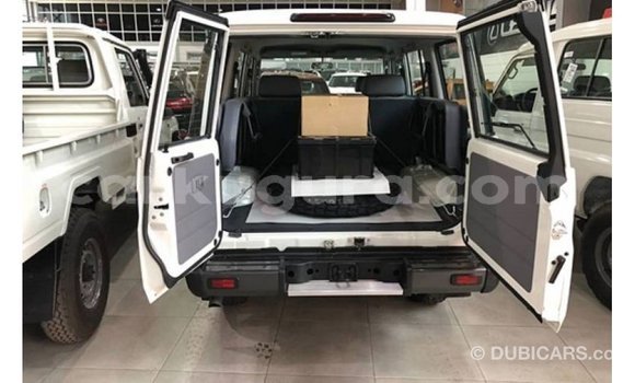 Nunua Imported Toyota Land Cruiser Nyeupe Gari ndani ya Import - Dubai nchini Bujumbura Nunua Imported Toyota Land Cruiser Nyeupe Gari ndani ya Import - Dubai nchini Bujumbura